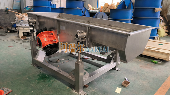 Granos de plástico de doble cubierta de acero inoxidable de alta eficiencia, tamiz de vibración lineal, separador de tamiz de vibración rectangular para granos de plástico de PE con placa de tamiz perforada